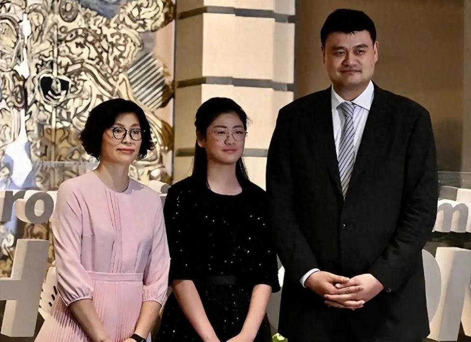 44岁姚明未曾预料，15岁近2米高女儿已为他赢得荣誉