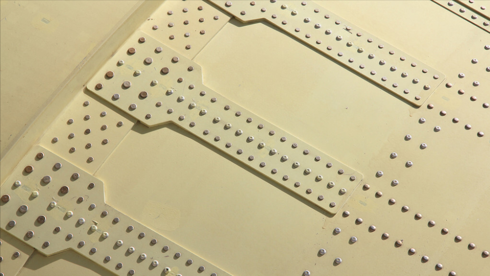 飞机为何要用百万颗铆钉连接?焊接不是更结实吗?