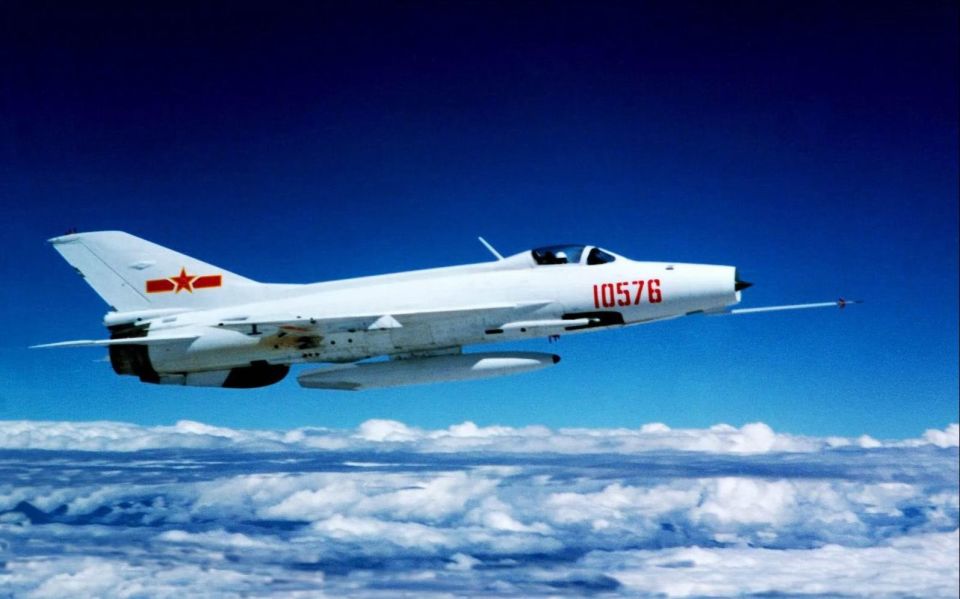 中国空军的歼7将在今年年底前全部退役，西方发现不同寻常的信号_腾讯新闻