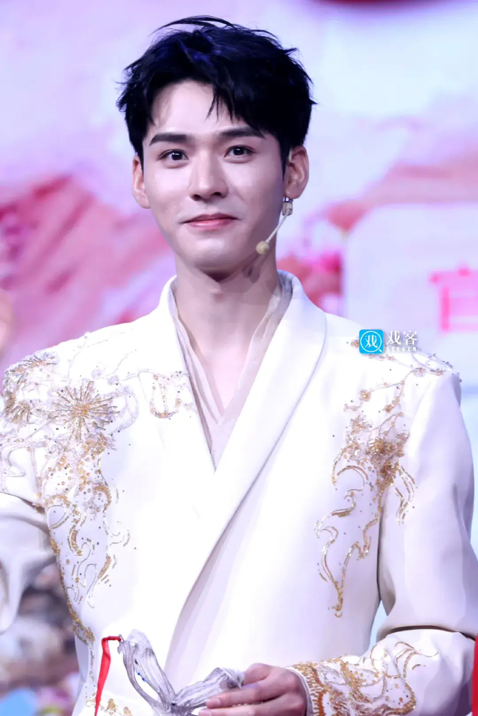 龚俊得罪洪晃!戛纳红毯无人采访,龚俊自问自答全扯上吃和挣钱