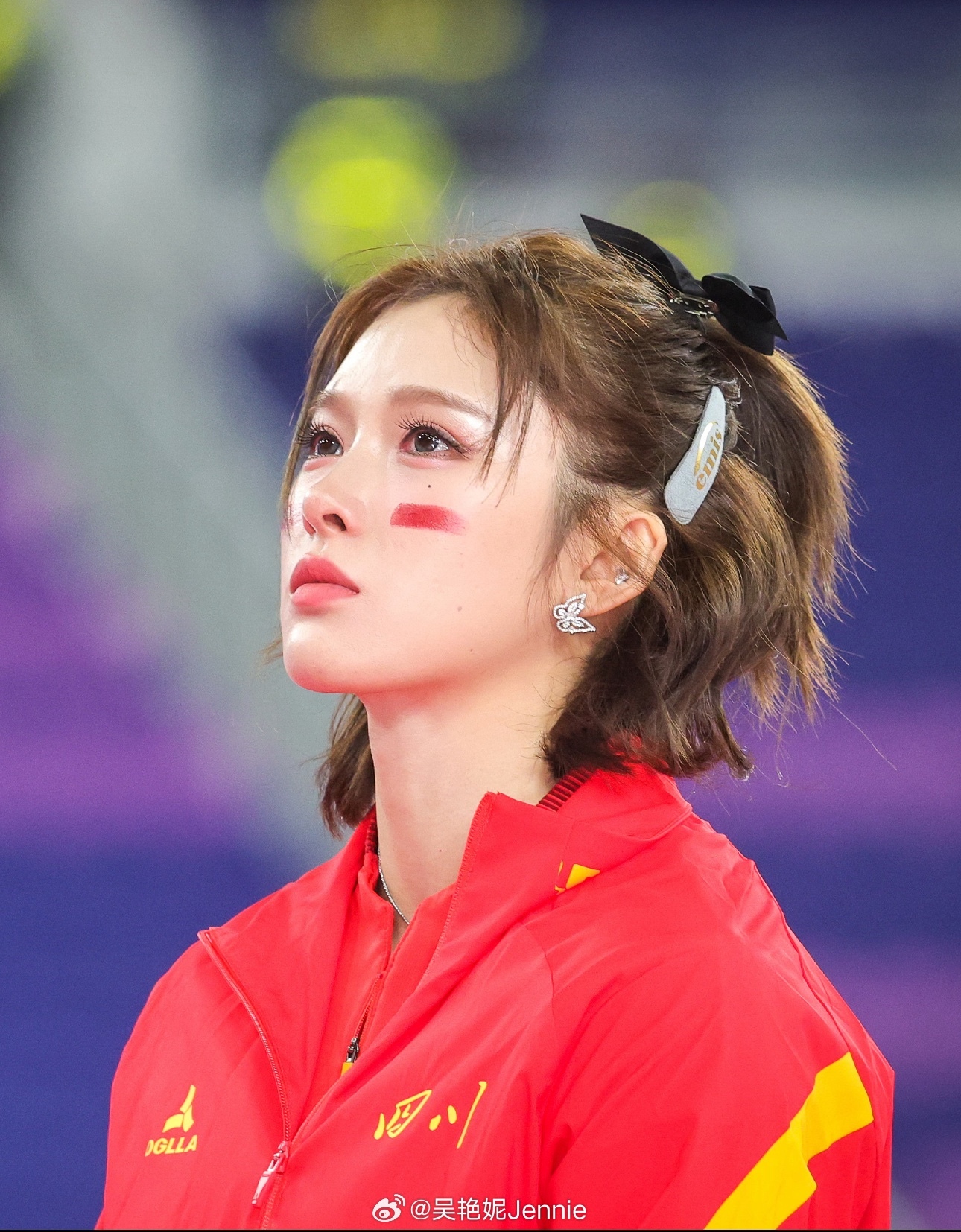 吳艷妮又哭了！罕見沒化妝判若兩人，參加姐姐婚禮，情緒突然失控