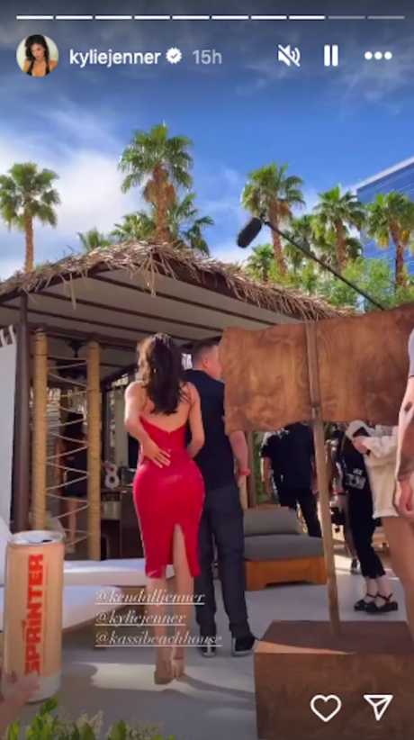 詹娜两姐妹热辣亮相活动,清凉连衣裙真吸睛 内部互撕不存在的?