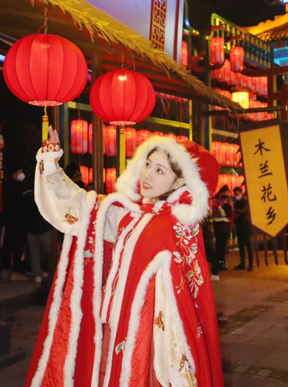 李正洲  摄夜幕降临,木兰花乡景区15米长的龙灯,伴着流光溢彩的街区