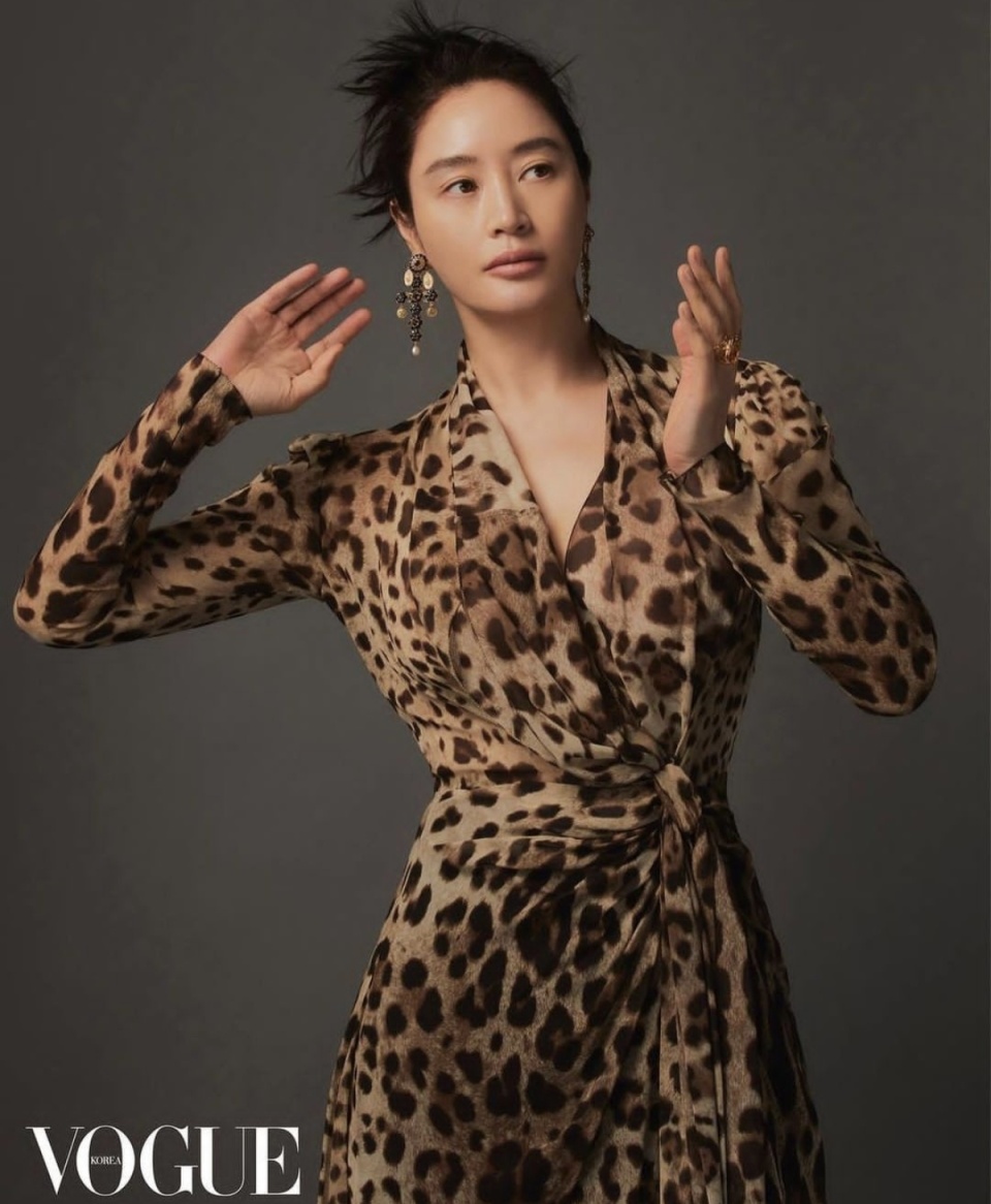 53岁身材依旧,金惠秀身穿贴身连衣裙,女神范儿十足