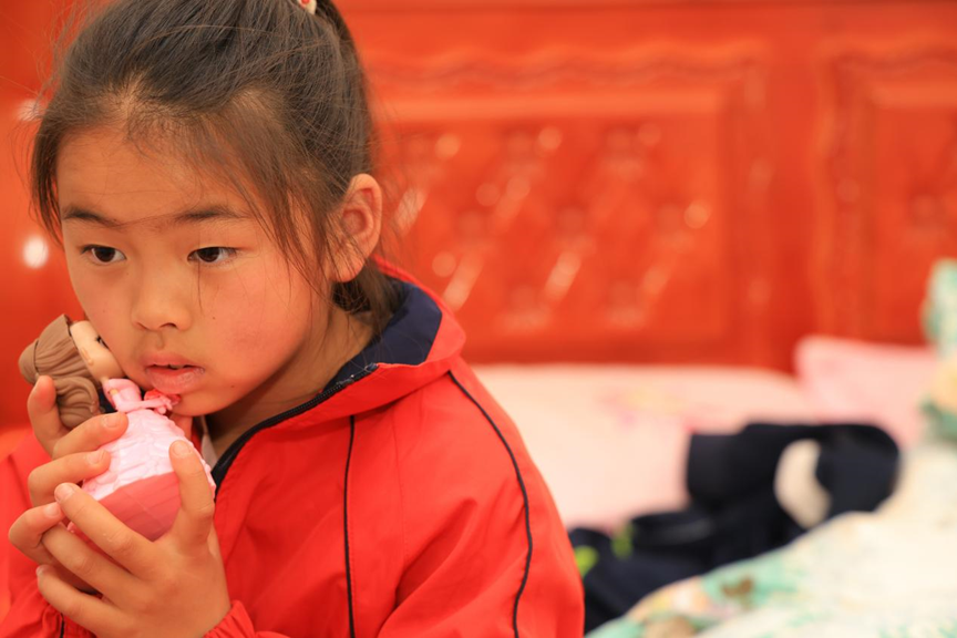 兒媳撇下和前夫生的娃消失，兒子不願承擔繼父責任，老人把女童當親孫女養了八年 - 