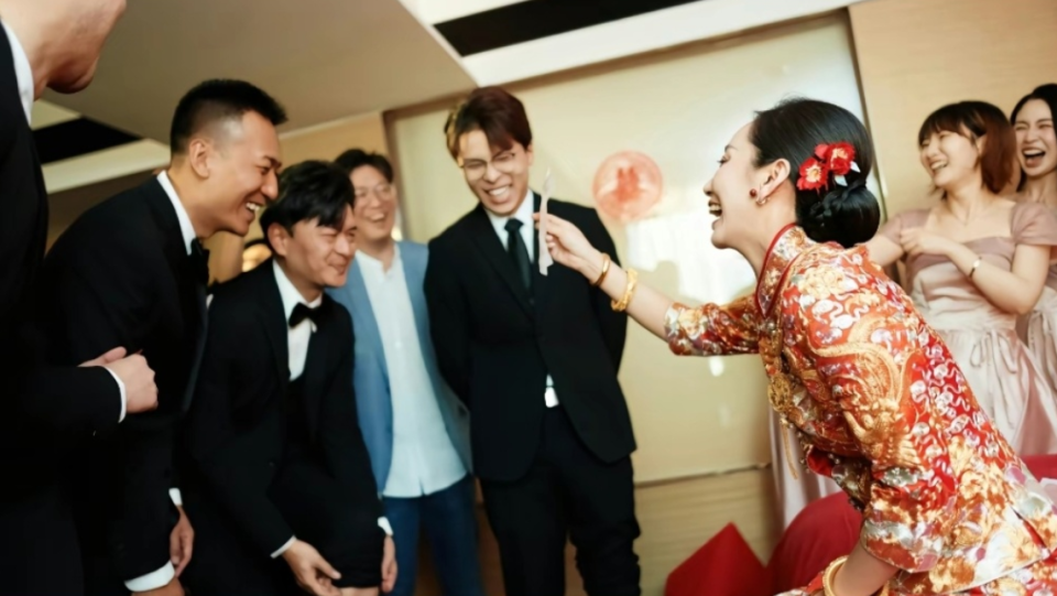 演员董晴举办婚礼,闺蜜谭松韵接到手捧花,黄晓明上台送祝福_腾讯新闻