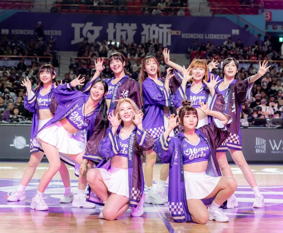 啦啦队成员遭"咸猪手"执行长曾任职2天就被免职