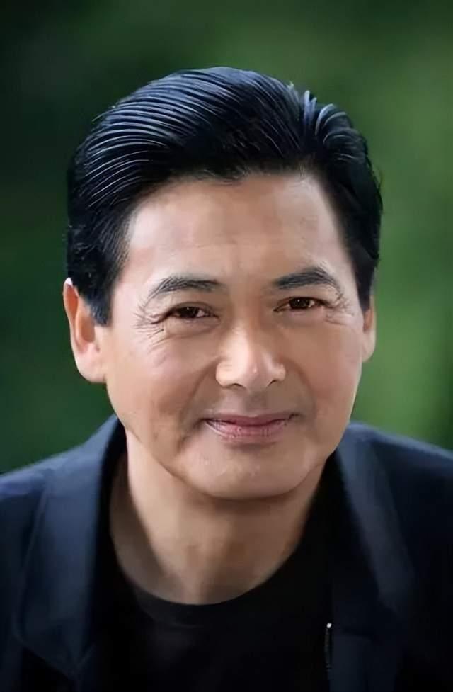 周润发在上海滩散步,网友合影情绪激动,亲自拍照接地气!_腾讯新闻