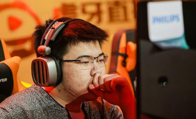 韦神闪现上海俱乐部，要给队员开会，去解决首发合同？_腾讯新闻