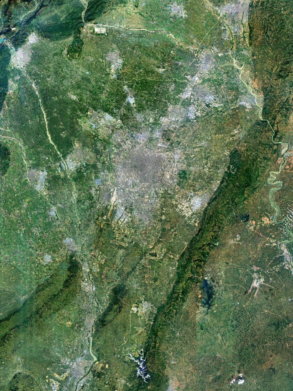 成都卫星图 东进南拓西控中优北改 中心南移 主城空心化