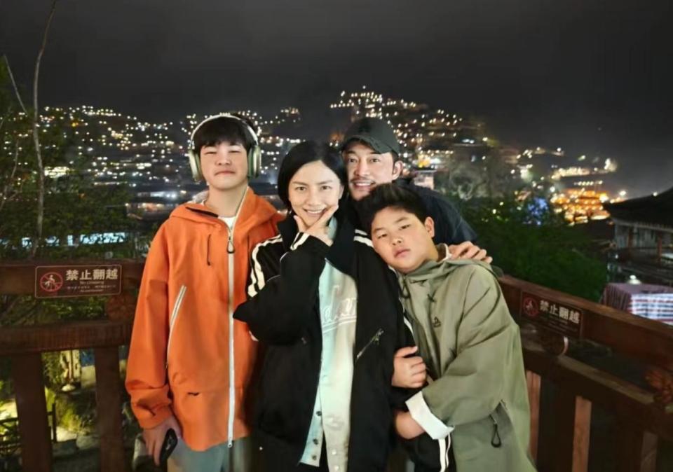 胡可晒全家福,俩儿子长得不像,12岁安吉顶着帅脸翻白眼超可爱