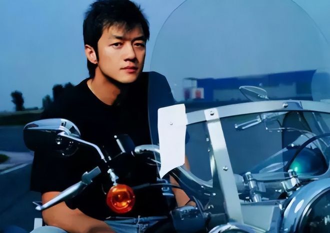 锋菲一年一度秀恩爱,李亚鹏间歇性直播哭穷,好惨烈的对比!_腾讯新闻