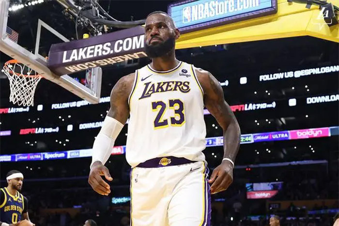 轰4089就在今天詹姆斯创77年纪录前无古人后无来者