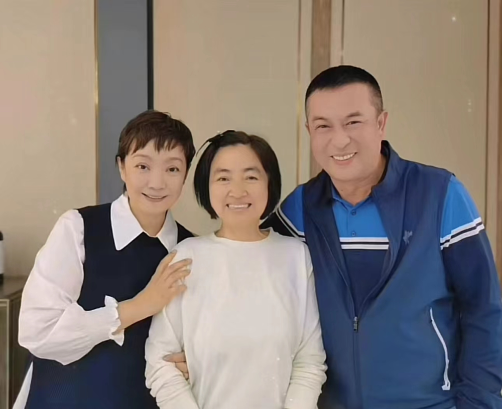 53岁张嘉译携老婆露面,红光满面肚腩突出,王海燕仍肤白迷人_腾讯新闻