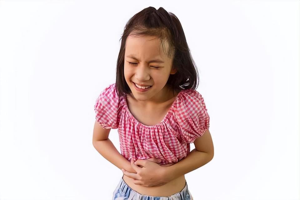 除了最常见的呼吸道感染,一定要注意观察孩子有无腹胀,呕吐,腹泻等