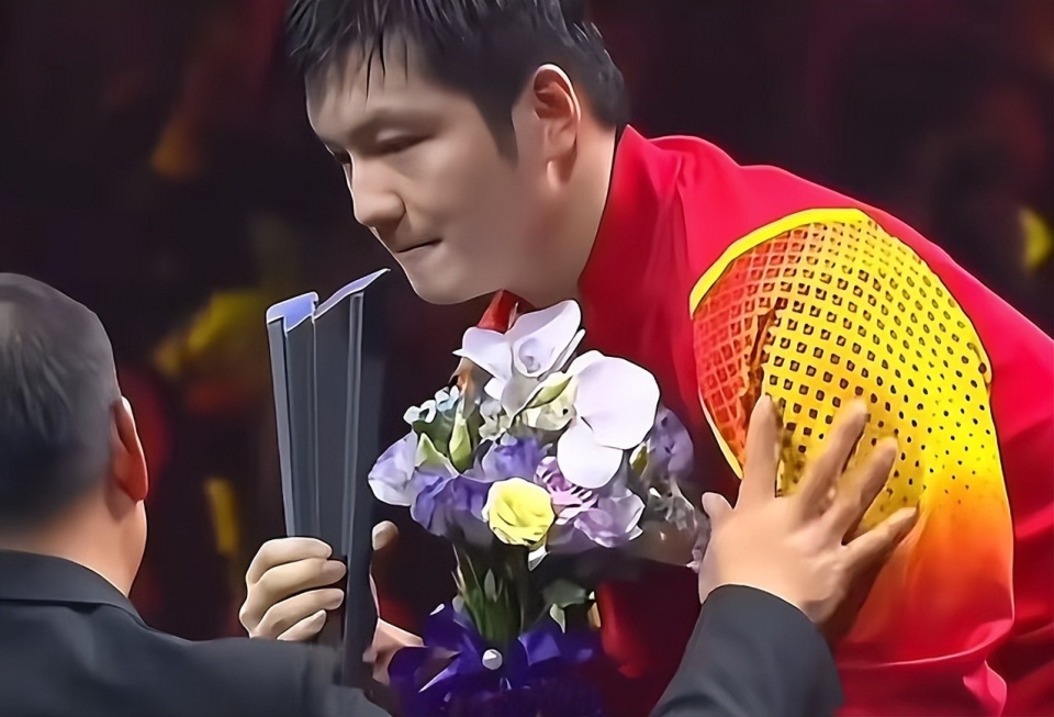 刘国梁给男单冠军樊振东颁奖,一个动作把网友逗乐,他做了什么?
