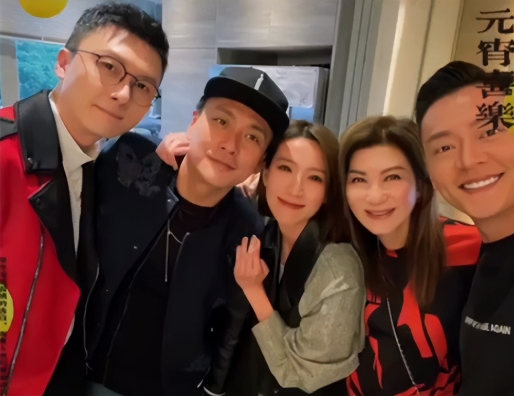 42岁黄宗泽参加聚会被胡杏儿闺蜜紧搂肩膀脸贴脸合影显亲密