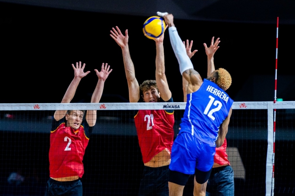 德国男排太争气,发球让对手吃尽苦头,中国队坐收渔利_腾讯新闻