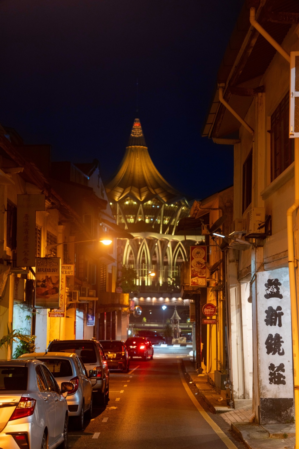 别忘了尝试地道的kolo mee(干捞面)和laksa sarawak(砂拉越拉沙),这些