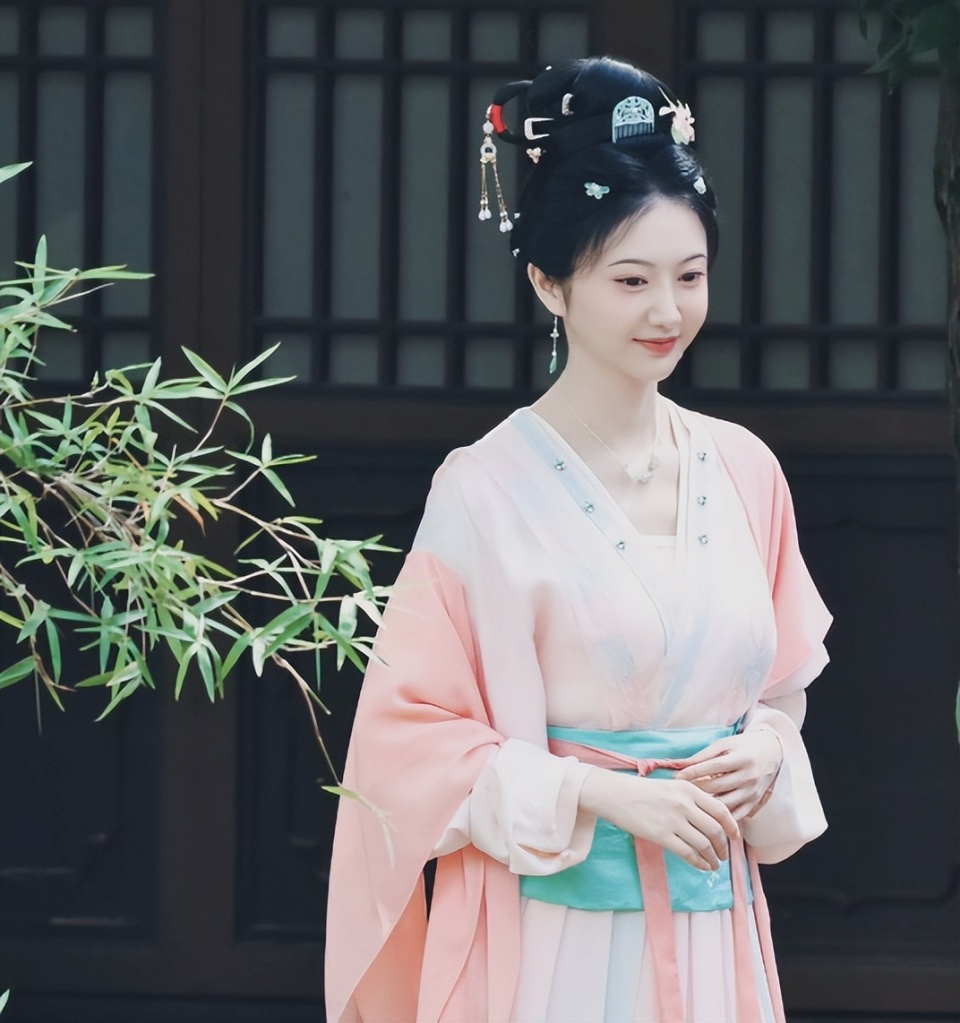 《似锦》,新角色路透流出后也让人眼前一亮,穿着一身粉色古装的景甜