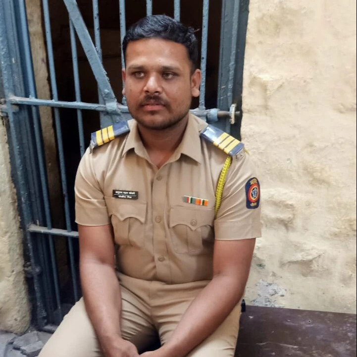 印度男子为帮妹妹作弊假扮警察潜入学校没想到一个动作就暴露了