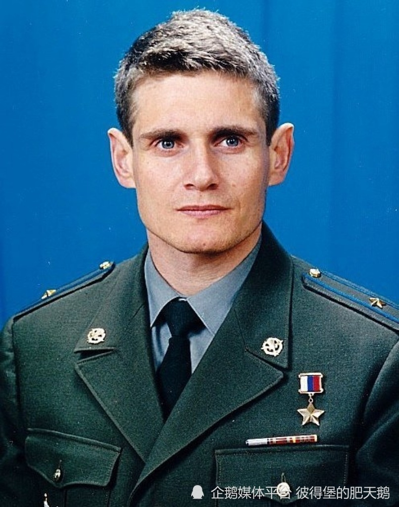 毕业后,他被提拔为一个伞兵营的营长,军衔也晋升为少校.