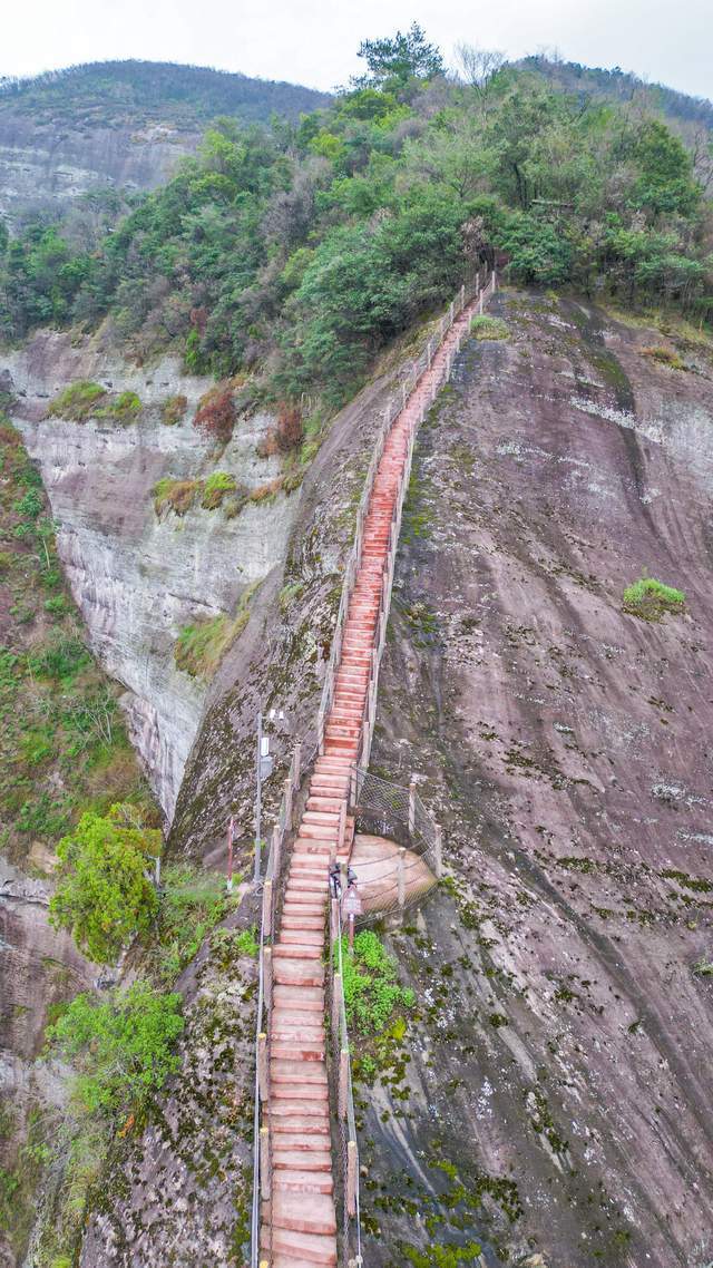 八角寨也是我國目前已發現的丹霞地貌中海拔較高,山體造型奇特,險峻的