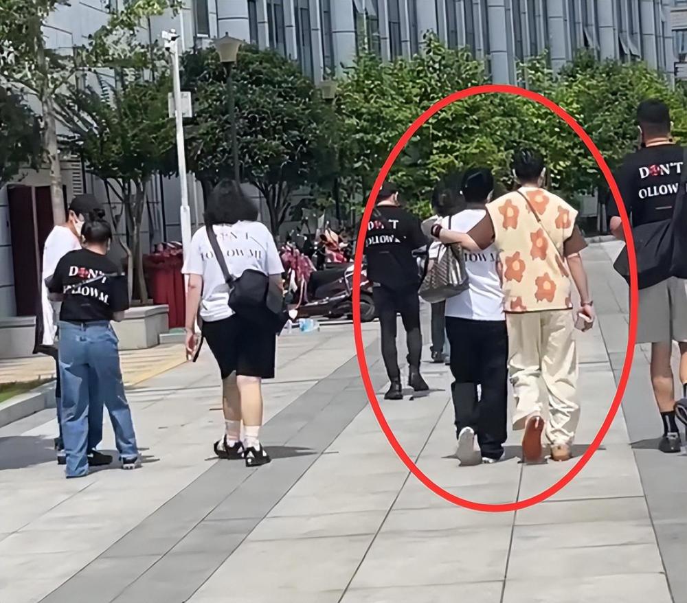 萧敬腾求婚后首露面，携未婚妻录节目，50岁林有慧穿着宽松肚子凸起-萧敬腾?