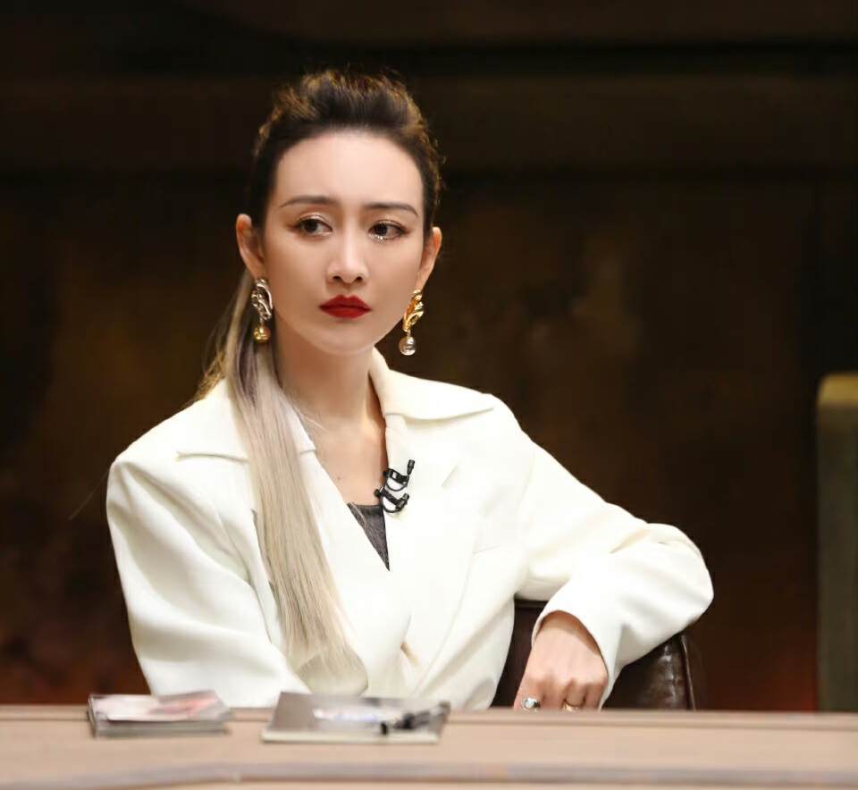 发际线后退明显,曾被曝在私立医院生产,花费10万_腾讯新闻