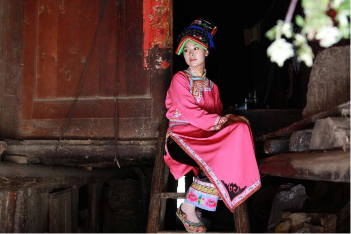 羌族女子在川西岷江上游的羌族,藏族村寨中,一直流传着"毒药猫"和"毒