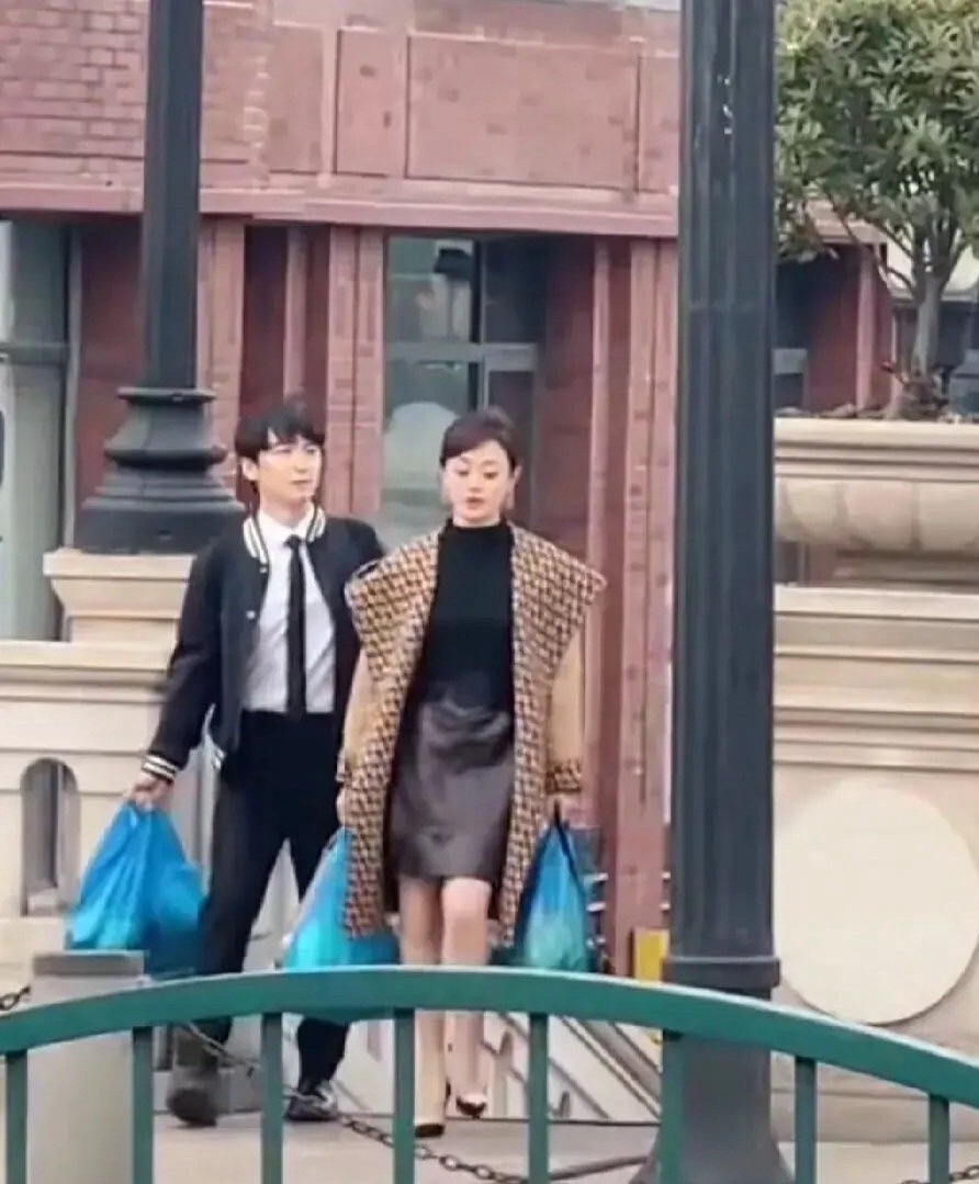 孙俪新剧路透,长腿配高跟鞋太性感,和董子健同框却被嘲像母子