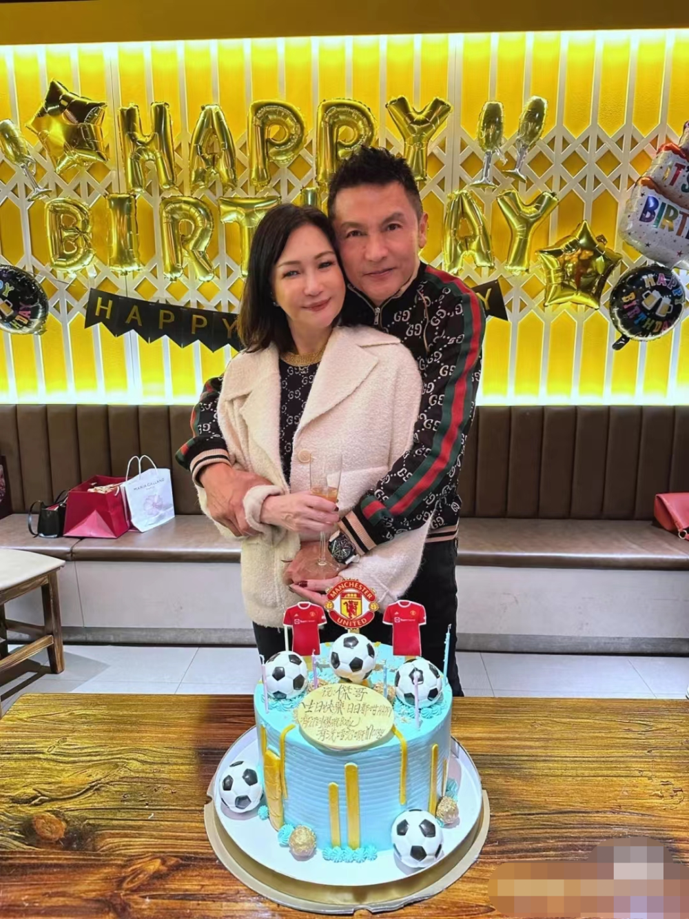 61岁关礼杰近况曝光!红光满面搂妻女庆生,笑出褶子显老态_腾讯新闻