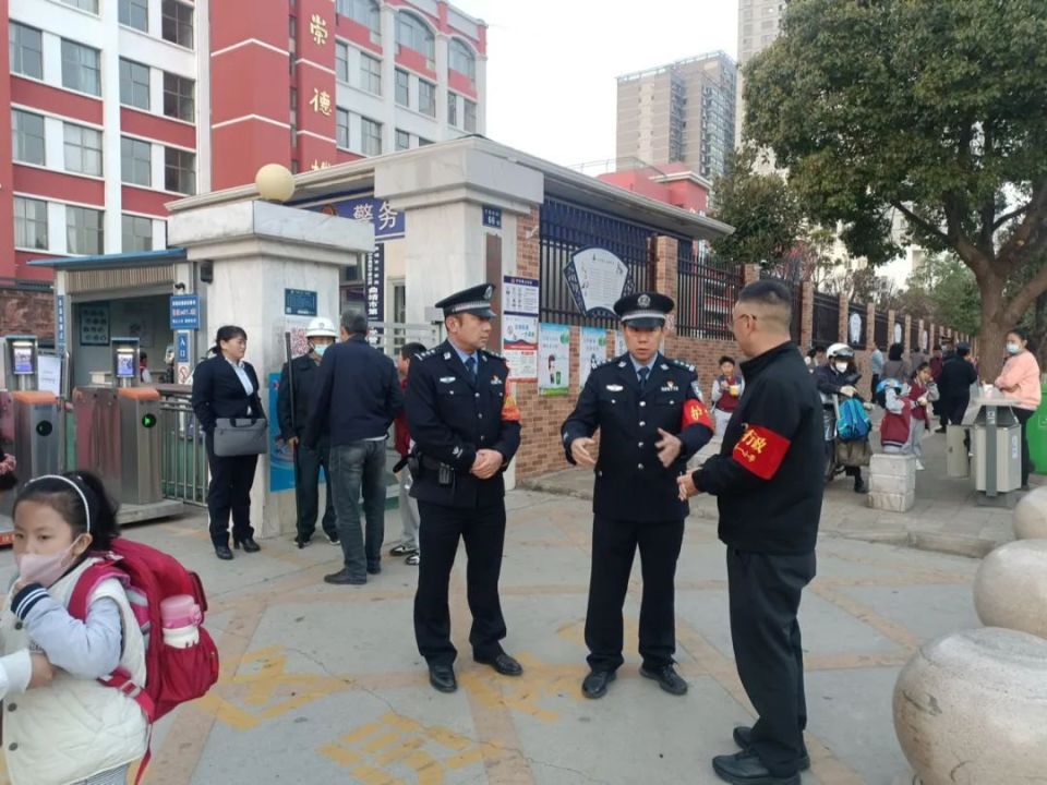 "护学岗"准时上线 麒麟警方全力以"护"_腾讯新闻