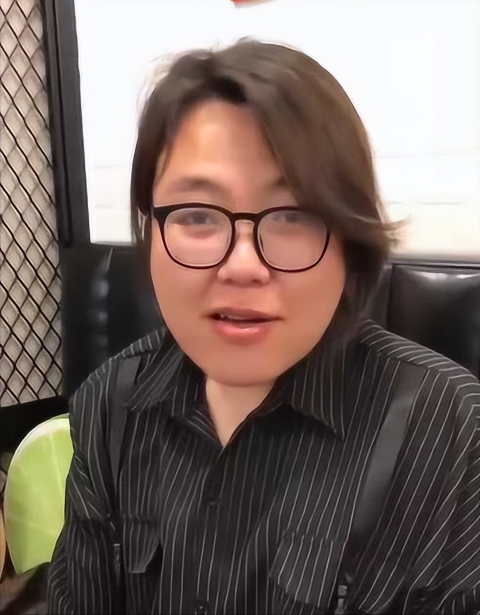 33岁浪胃仙穿吊带露锁骨,身材纤细举止优雅,被赞女人味十足_腾讯新闻