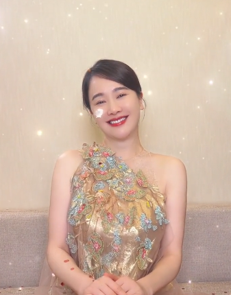 左小青低调庆祝46岁生日,离婚2年状态好,曾与陈道明传过绯闻-腾讯新闻