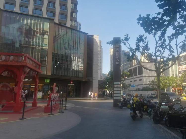 学校教师来自三方面,一是区教育局派遣,二是上海师范大学应届毕业生