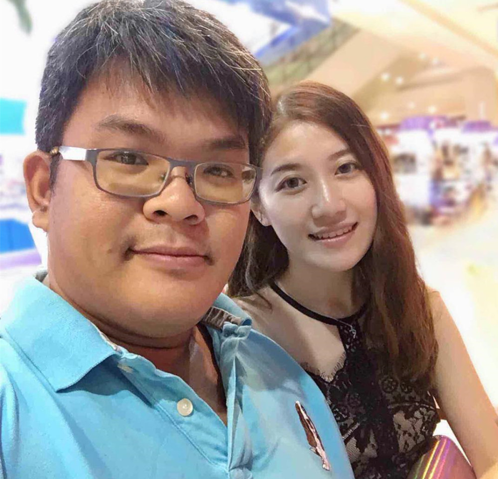 恭喜32岁童星穿中式婚服出嫁戴金色发冠显贵气称嫁给了爱情