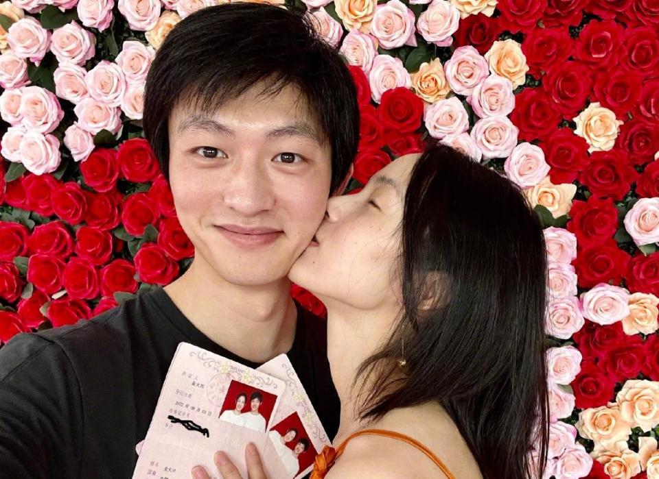 董子健与金大川夫妇聚餐,跷着二郎腿吃火锅,驼背严重像小老头_腾讯