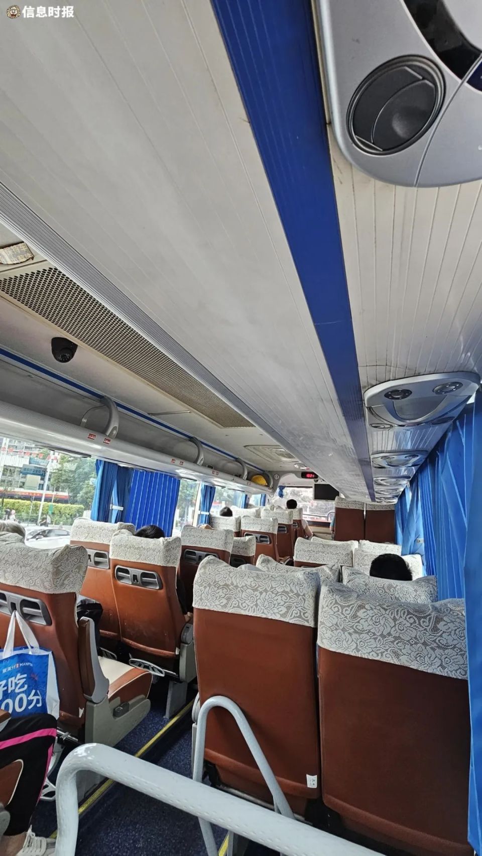 信息时报记者 潘敬文 摄途中,大巴司机不时提醒乘客,全程必须系好安全