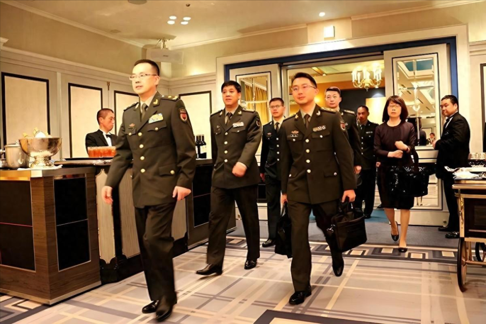 解放军军官代表团访问日本,美国驻日大使登上与那国岛