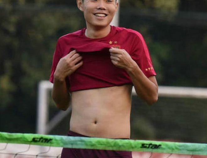 国足羡慕吗?41岁伊布海滩秀脚法,完美身材,腹肌明显腰间无赘肉