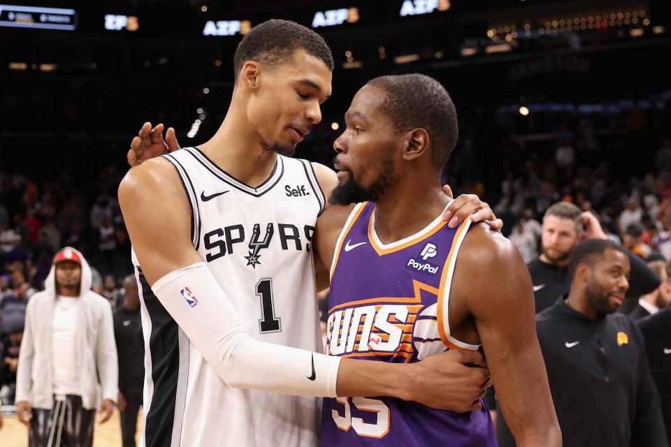 太阳队球星杜兰特在赛后这样夸赞自己的小迷弟:"我知道外界一直拿我俩