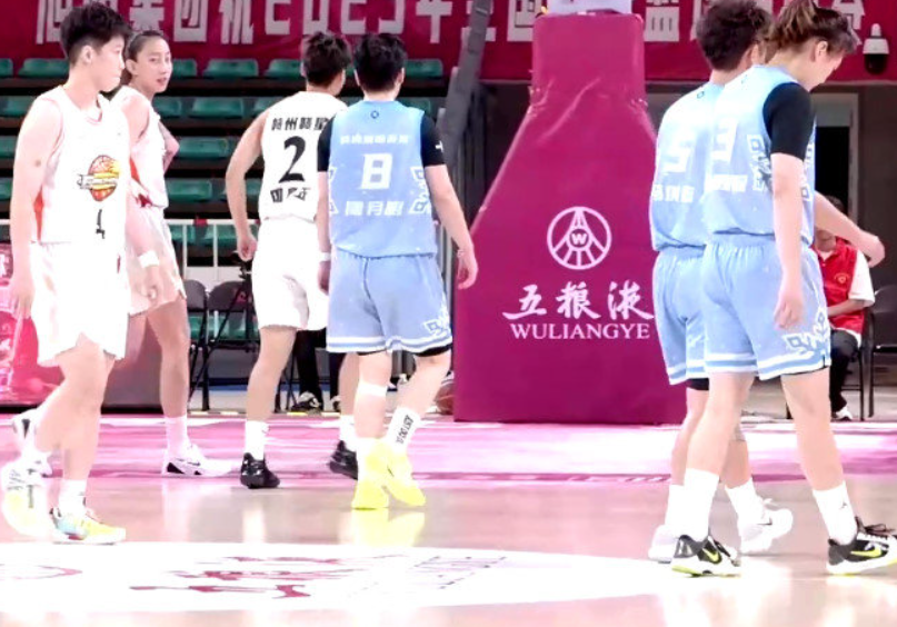 累瘫？三战全打满40分钟 从40+9到11+5失误 最美女战神也顶不住