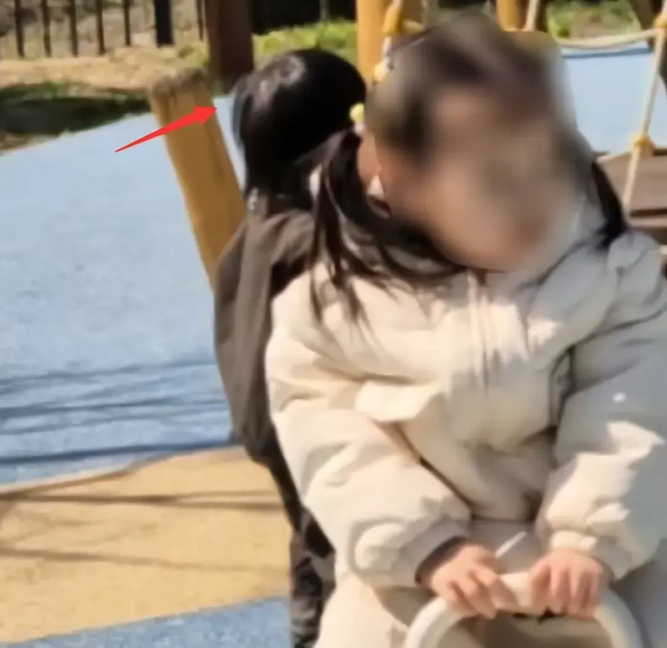 不一会儿,就坐上了自己的拉风小跑车,巨星爸爸妈妈在他两侧当保镖,互