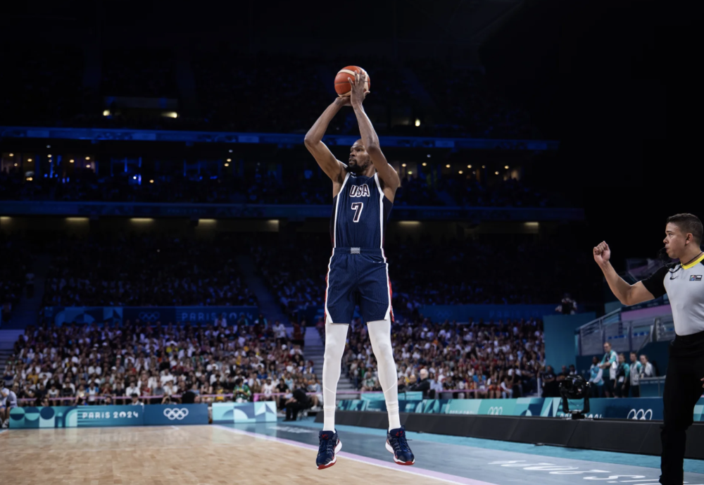 杜兰特复出9投爆砍23分 创半场纪录主宰国际赛场