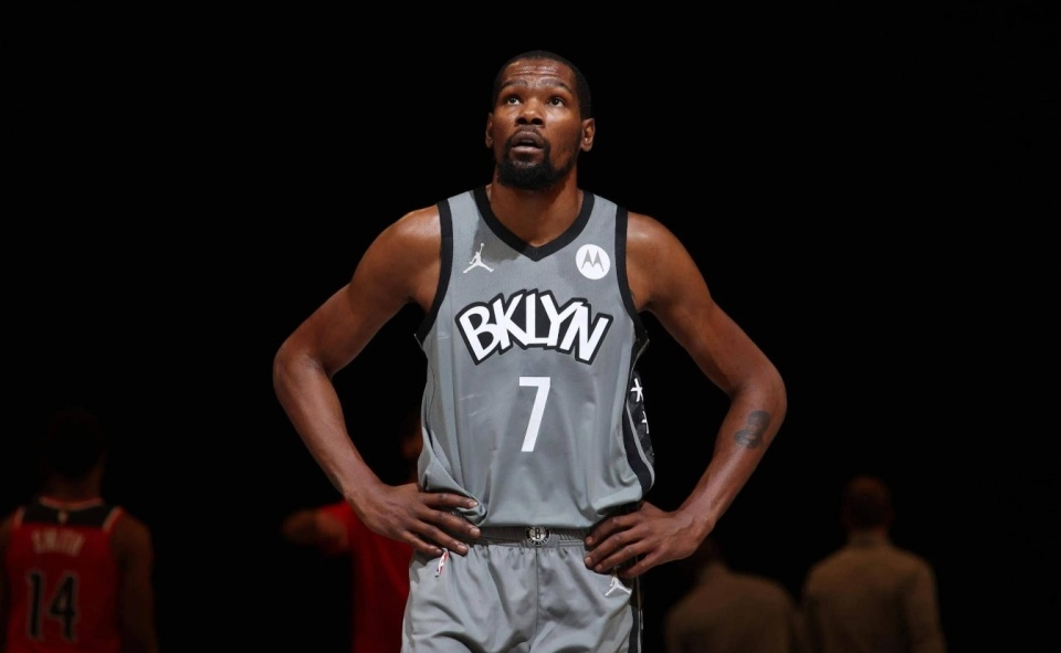 去年,杜兰特提出交易申请,各个球队都向篮网开出了怎样的报价?