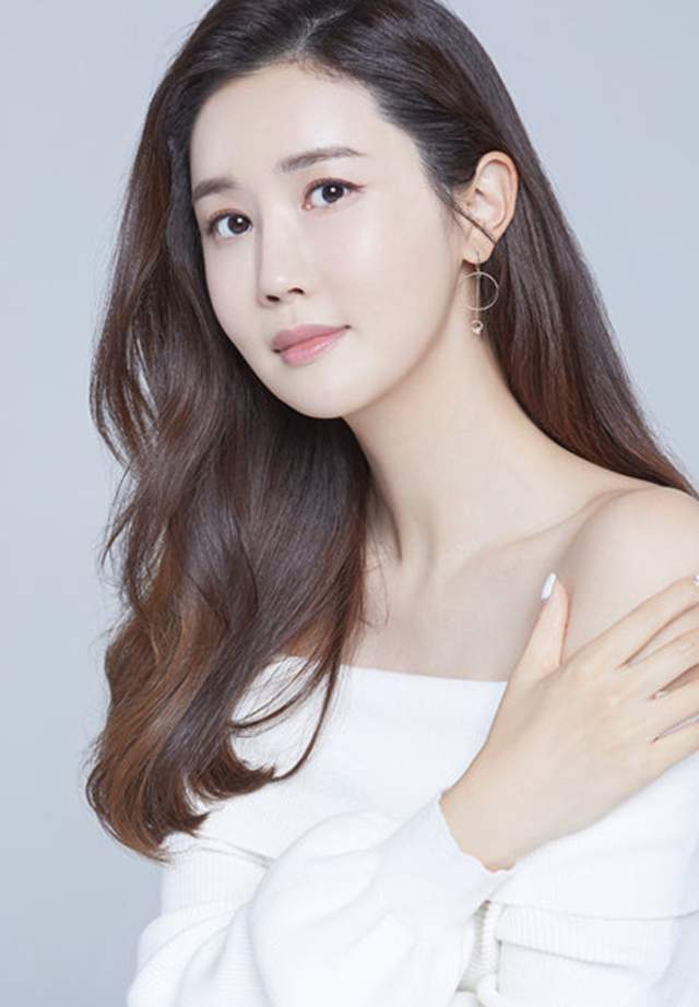 38岁韩国女神李多海结婚,与男友结束8年爱情长跑,婚纱照太甜蜜