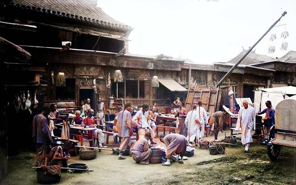 罕见晚清上色老照片:囚犯戴着枷锁游街,像狗一样用铁链拴着