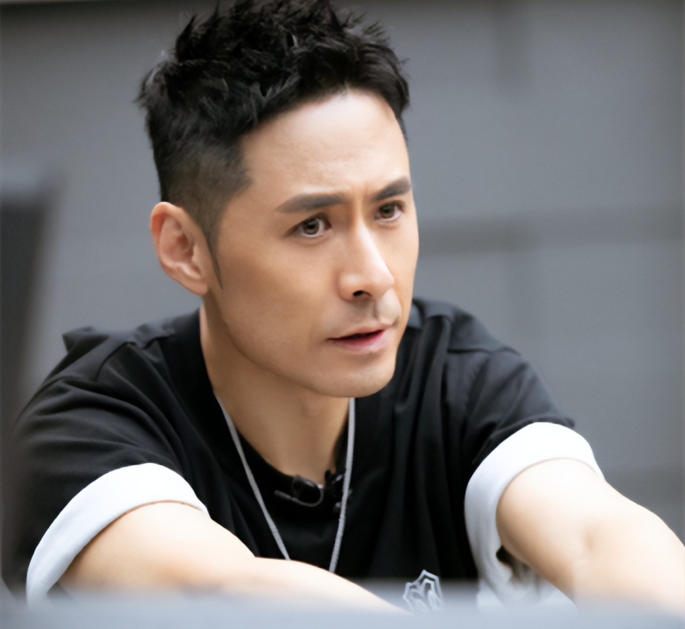 知名歌手黄征罕见晒娃11岁儿子帅气像爸娶圈外人住别墅太幸福