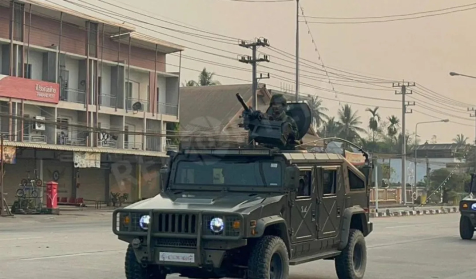 缅甸妙瓦底紧张局势升级边境一带泰国军队全副武装开展巡逻多图